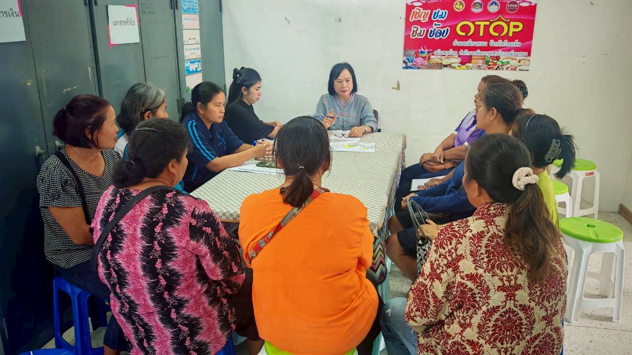 พช.เมืองสรวง จังหวัดร้อยเอ็ด : ดำเนินการจัดทำสัญญา โครงการขอรับการสนับสนุนกองทุนพัฒนาบทบาทสตรีอำเภอเมืองสรวง จังหวัดร้อยเอ็ด ประเภทเงินทุนหมุนเวียน ครั้งที่ 3/2568